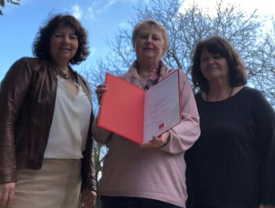 Ruth Müller, MdL mit der Jubilarin Gabriele Mirlach und Angelika Wimmer
