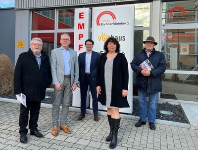 Ruth Müller mit den beiden SPD-Stadträten Niedermeier und Fellner im Gespräch mit Bachner-Elektro GmbH