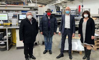 Ruth Müller und die beiden SPD-Stadträte Niedermeier und Fellner im Gespräch mit Firma Wolf GmbH