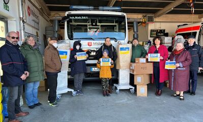 Bei der Spendenübergabe in Niederaichbach