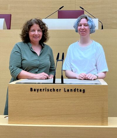 Ruth Müller, MdL mit ihrer Praktikantin Lisa Schardt im Plenarsaal