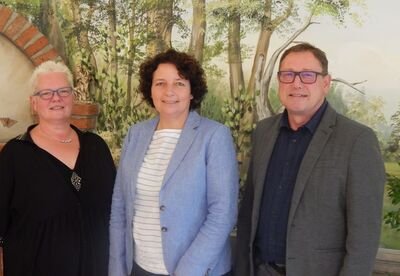 Bildunterschrift, v. li. re.: Gabi Sattler (Heimleiterin), Ruth Müller, MdL, Karl Ehrenreich (3. Bgm. Gerzen)