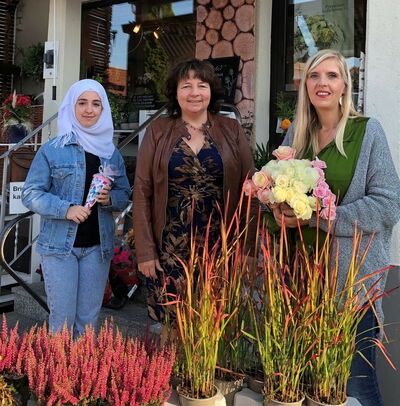 v.r. Manuela Grußie und Ruth Müller, MdL freuen zusammen mit Mayaz Aljazar über deren Ausbildungsbeginn