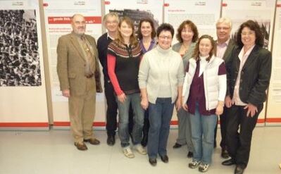 Die Gäste bei der Ausstellungseröffnung mit Schulleitung, Bürgermeister und Elternbeirat