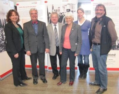 letzte Station der Ausstellungsreihe im Vilstal mit SPD- und DGB-Vertretern sowie der Schulleitung