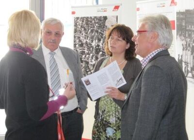 Schulleiterin, Bürgermeister Gerhard Babl, Ruth Müller und Hans-Dieter Schenk bei der Eröffnung