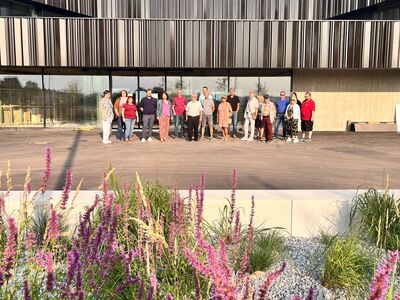 Landkreis-SPD vor dem neuen Landratsamt in Essenbach