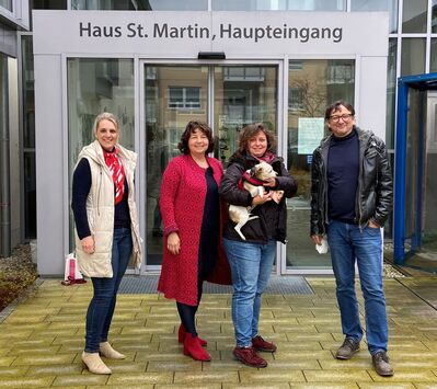 SPD-Vertreterinnen und zeitgleich Mitglieder der Malteser im Gespräch über das Projekt mit den Fellnasen