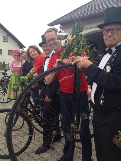 Bei den historischen Radlern in der Bruckbergerau