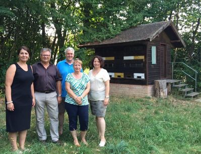 Kreisrätin Filiz Cetin, Bürgermeister Franz Göbl, Imker Martin Schachtl, Gemeinderätin Sabine Gröger, Ruth Müller, MdL
