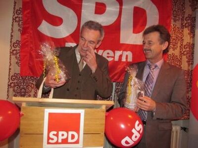 Bürgermeister Fritz Wittmann überreicht Gastgeschenk