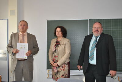 Bildquelle: Landshuter Zeitung; v.l. Rektor Josef Wargtisch, MdL Ruth Müller, Bürgermeister Ludwig Robold