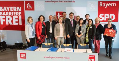Die ndb. Delegierten mit dem Landesvorsitzenden und parl. Staatssekretär Florian Pronold, MdB (Mitte)