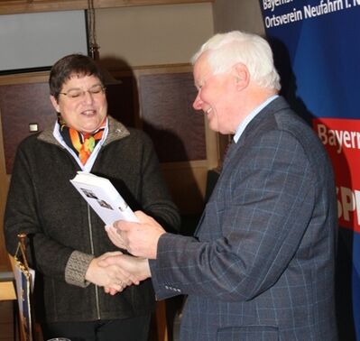 stv. Landrätin Christel Engelhard bedankt sich bei Adi Biberger für die SPD-Kreisvorstandschaft