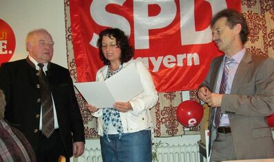 Überreichung der Ehrenurkunde an Willi Hoffmann (links) - zusammen mit Martin Hujber (r.)