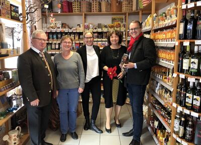 Besuch mit Markus Rinderspacher (r.) im Eine-Welt-Laden in Vilsbiburg