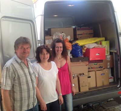 beim Einladen der Hilfsgüter: Hans Ferstl, Ruth Müller und Angelika Thiel