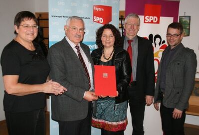 Gerhard Babl (2. v. l.) freut sich über die Ehrung