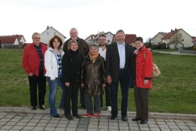 beim Bürgersaal in Ergolding soll eine neue Kinderkrippe erbaut werden - SPD-Kreisvorstand informierte sich