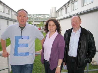 Peter Stranninger, Ruth Müller und Dr. Bernd Vilsmeier auf dem Gelände der FH Landshut