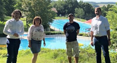 Martin Kreutz und Bademeister Stefan Santl informieren Ruth Müller, MdL, & Stadtrat Dennis Schötz