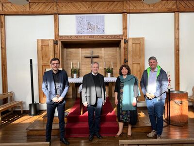 Die Gäste beim Besuch in der Friedenskirche