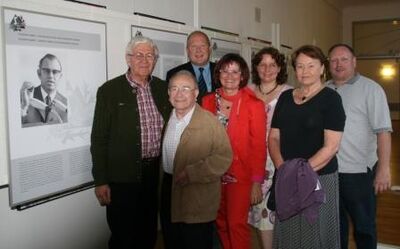 Gruppenbild der Veranstalter mit Referentin MdL Christa Naaß (4. v. l.)