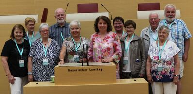 Ruth Müller mit ihrer Besuchergruppe aus Rottenburg