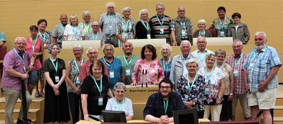Ruth Müller mit ihrer Besuchergruppe aus Vilsbiburg