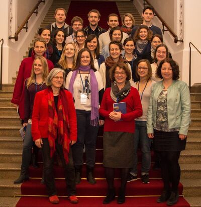 MdL Johanna Werner-Muggendorfer, Betreuungslehrkraft Gisela Bogner, MdL Ruth Müller mit Seminaristen