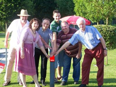 Bürgermeister B. Zauner, SPD-Kreischefin R. Müller, Bundestagskandidat H. Unfried (von l.) schalten die Homepage frei.