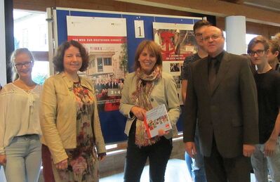 Schüler der Q11 mit MdL Ruth Müller, Yvonne Löken und Stadtrat Ludwig Zellner (von links)