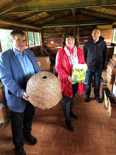 Harry Scheuenstuhl, MdL a.D., Ruth Müller, MdL; Imkerpräsident Stefan Spiegl