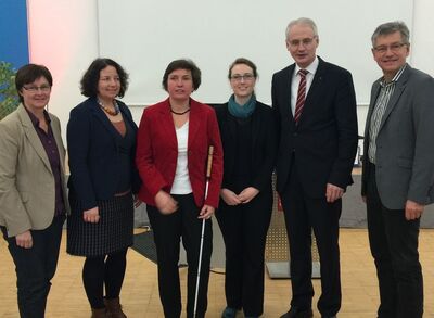 Ruth Müller (2. v. l.) mit Vertretern der Hochschule und der Politik