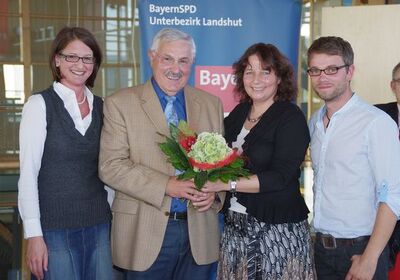 Gerhard Babl (2. v. l.) freut sich über die Blumen zum Geburtstag