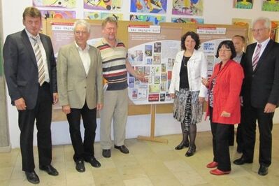 Dr. Andreas Angersdorfer (3. v. links) mit Ruth Müller und MdL Johanna Werner-Muggendorfer (4. und 5. v. links)