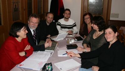 Bundestagskandidat Harald Unfried (3. von links) analysiert zusammen mit SPD-Mandatsträgern das Konjunkturprogramm.