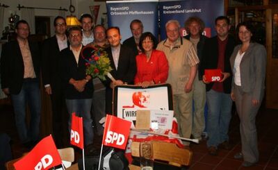 Harald Unfried (6. von links) bekommt von den Vertretern der Kreisverbände und Ortsvereine viel Gepäck mit nach Berlin.