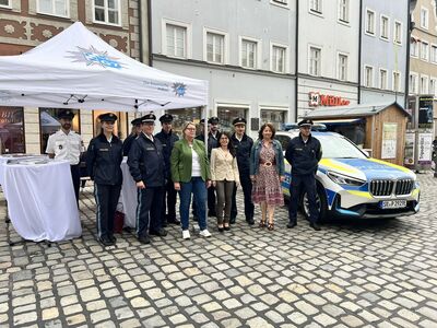 Christiane Feichtmeier, Anja König und Ruth Müller am Infostand der Polizei in der Landshuter Altstadt