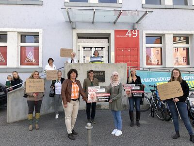 Mayaz Aljazar überreicht die Unterschriften symbolisch an Ruth Müller