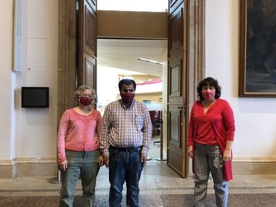 Bildunterschrift v. li. n. re.: Gisela Zierer, Mheddin Saho, Ruth Müller