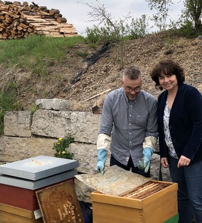Imker Josef Kollmannsberger und Ruth Müller, MdL