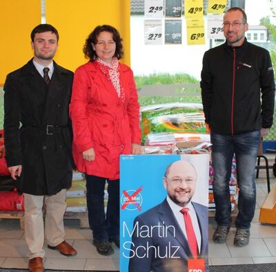 Europakandidat Valerian Thielicke mit den beiden SPD-Gemeinderäten Thomas Niederreiter und Ruth Müller