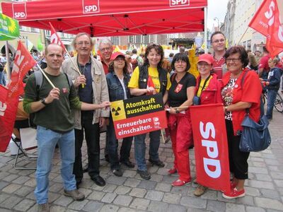 Helfer am Infostand in der Innenstadt