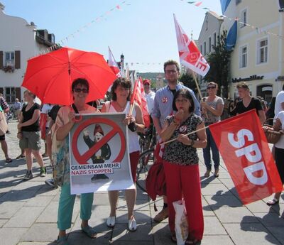 SPD-Mitglieder bei der Gegenkundgebung zur NPD-Veranstaltung in Kelheim