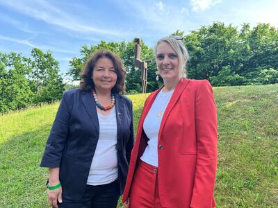 Landtagsabgeordnete Ruth Müller und Stadträtin Patricia Steinberger bei der Eröffnung des Kosmos König