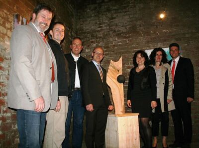 beim Rundgang durch die Ausstellungen im Kellergewölbe