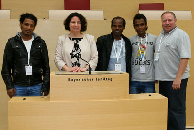 Ruth Müller mit Haben Tesfay (2.v.re.), Hadish Tesfai (3.v.re.) und Mehari Hayelom (li.) sowie Rainer Pasta