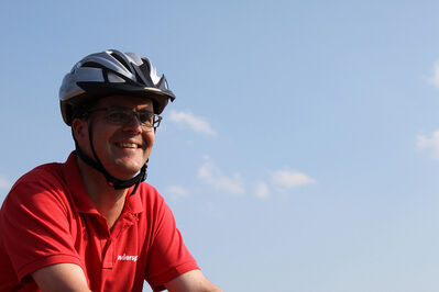 Markus Rinderspacher als „Roter Radler“ unterwegs