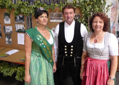 Jana Miertsch, Anton Kuffer und Ruth Müller beim Erntedankfest in Pfeffenhausen